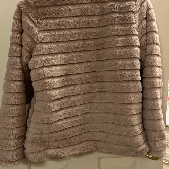 NWT Blush Faux Fur Ribbed Jacket by Katydid. - Picture 6 of 7